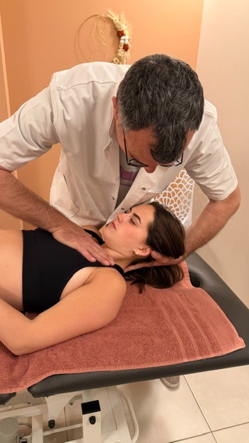 Séance d'ostéopathie cervicale